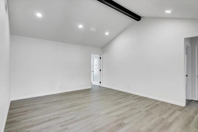 Building Photo - 108 Sparrow Way