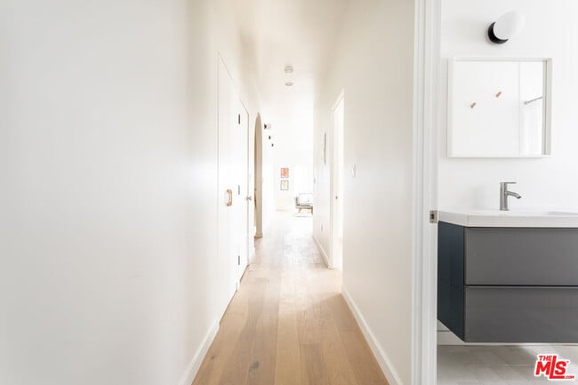 Building Photo - 3611 1/2 Bellevue Ave