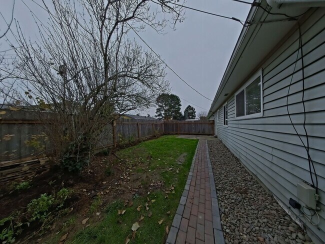 Building Photo - 2 Bedroom Duplex ~ Albany ~ Pet Friendly