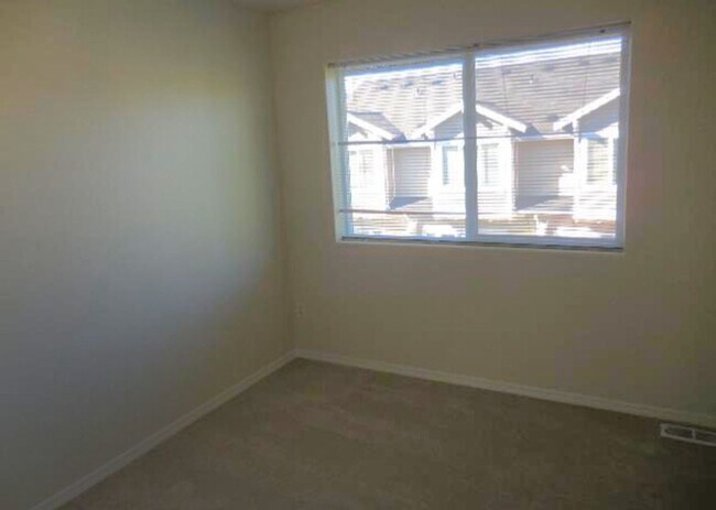 Building Photo - Amazing Condo  End Unit!