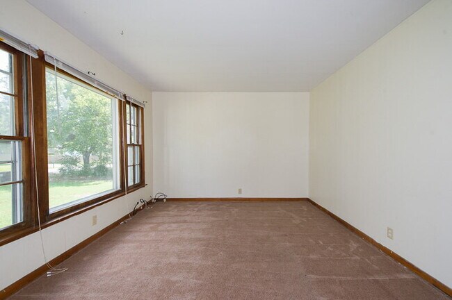 Building Photo - For Rent: 1BR, 1BA duplex (application pending)