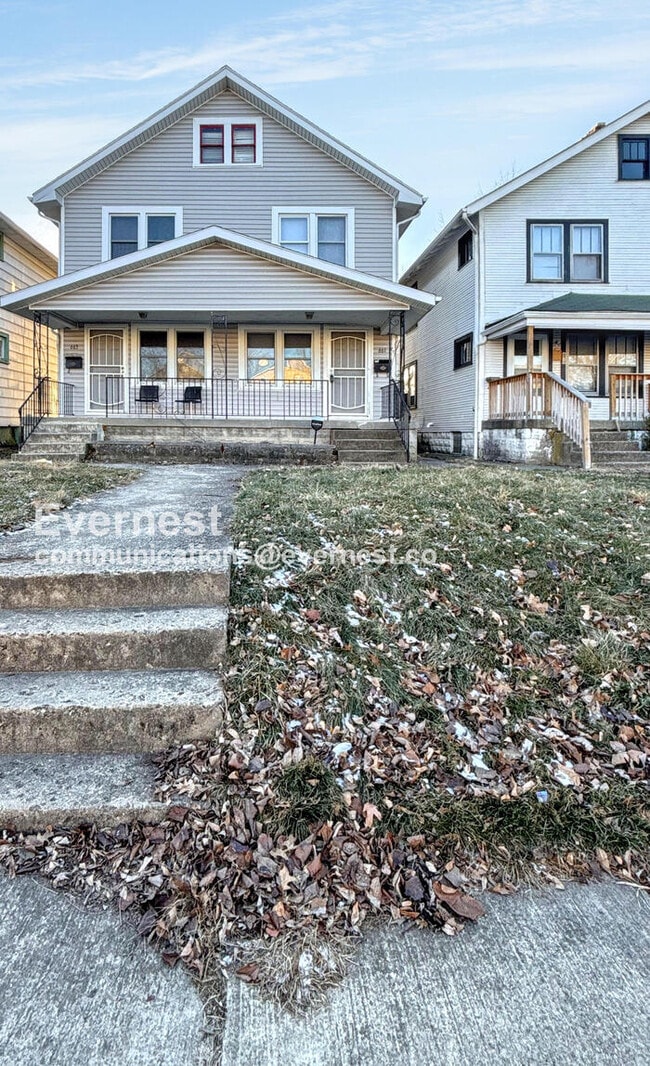 Building Photo - 3 Bed /1 Bath Townhome / Pet-Friendly / Vouchers Accepted / Available Now!