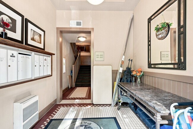 Building Photo - 933 Garrett St