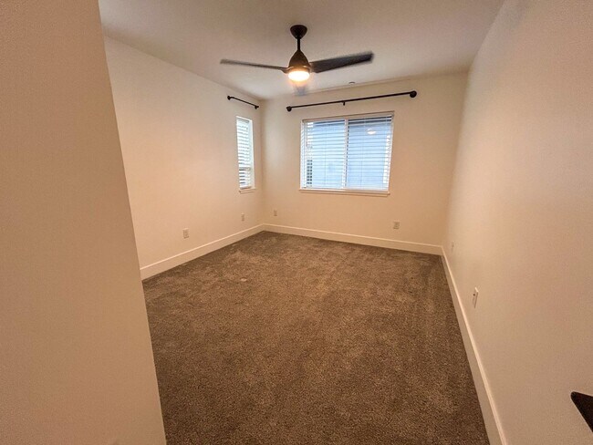 Building Photo - Live Comfortable in a Modern Paradise Home!