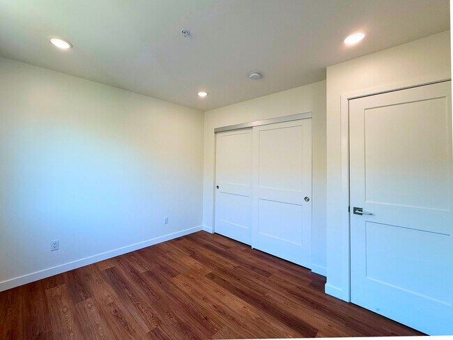 Building Photo - Welcome to Your Cozy and Modern Upstairs A...