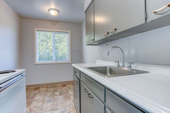 Building Photo - 2bed/1bath Available NOW! SPRING SPECIAL 1...