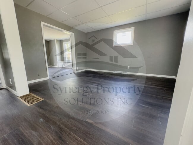 Building Photo - Crestline Home Available Now