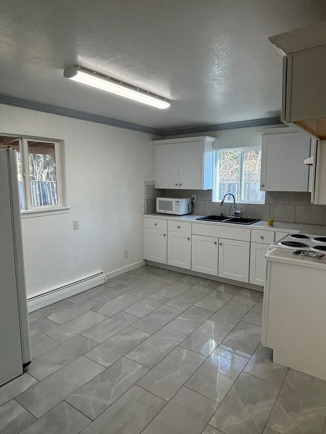 Building Photo - 2 Bedroom / 1 Bathroom / Washer & Dryer in...