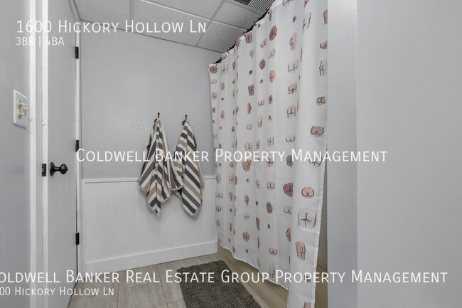 Building Photo - 1600 Hickory Hollow, Menasha