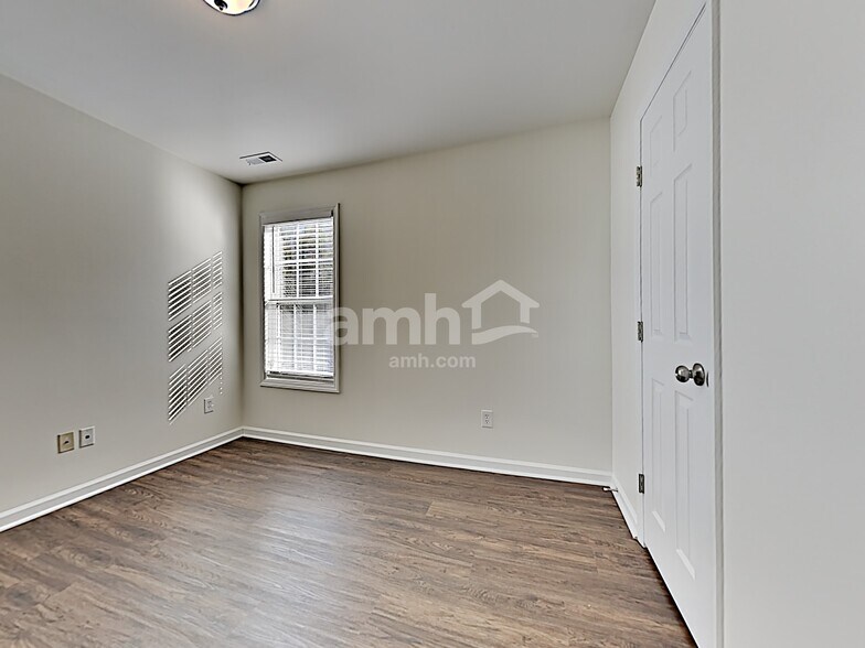 Building Photo - 8008 Willowglen Dr