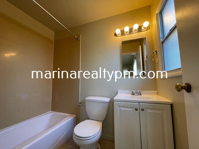 Building Photo - 4 Bedroom 2 Bath Single Family Home