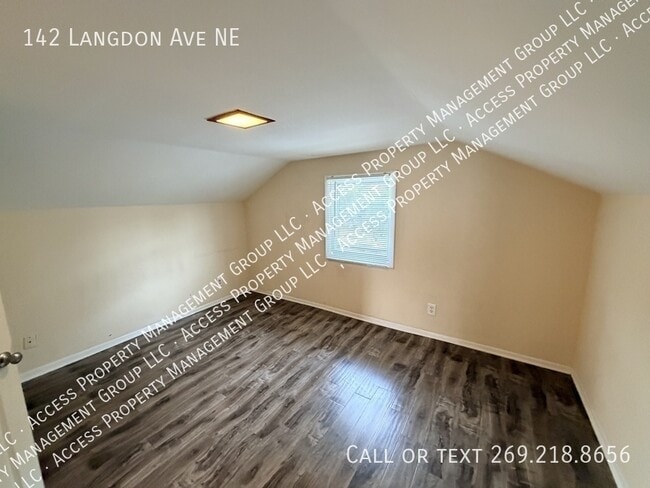 Building Photo - 142 Langdon Ave NE