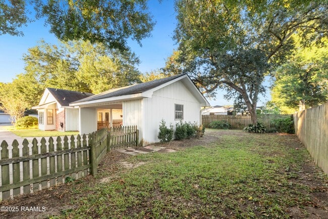 Building Photo - 115 Meadow Glen Dr