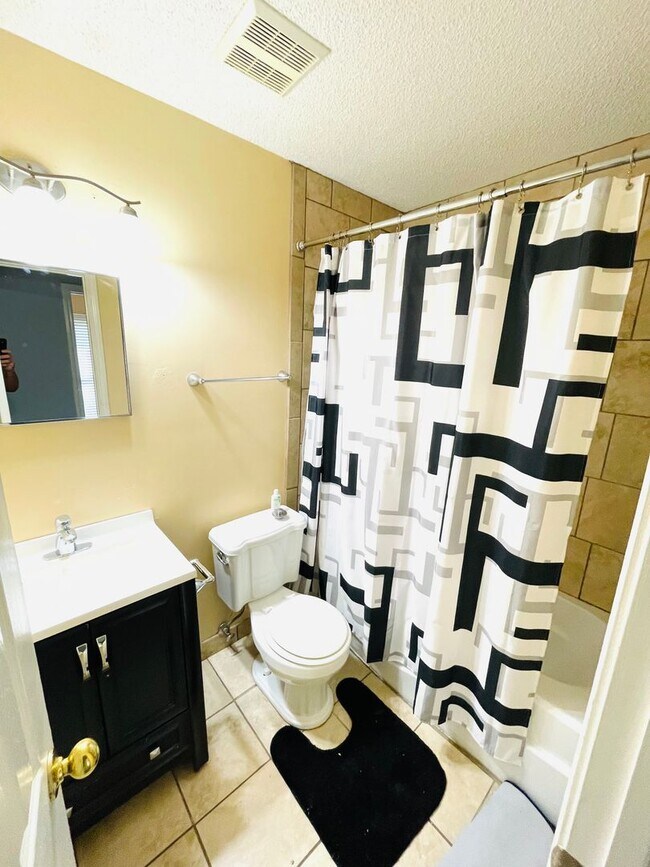 Building Photo - **3 Bed 2 Bath located off Atlanta Hwy ** ...