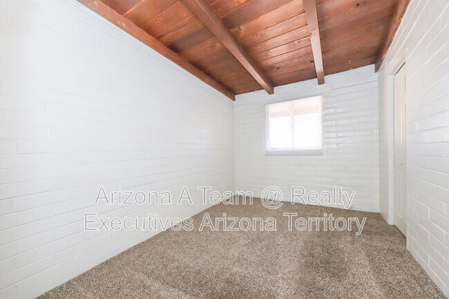 Building Photo - 3550 E Blacklidge Dr