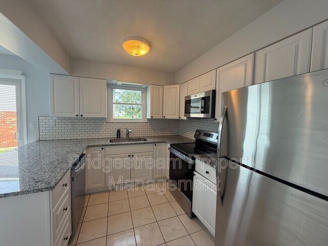 Building Photo - 3851 Hillsboro Dr