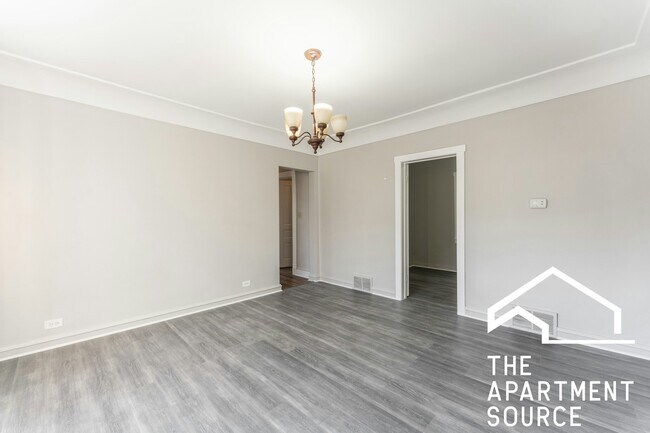 Building Photo - 2834 W Dickens Ave