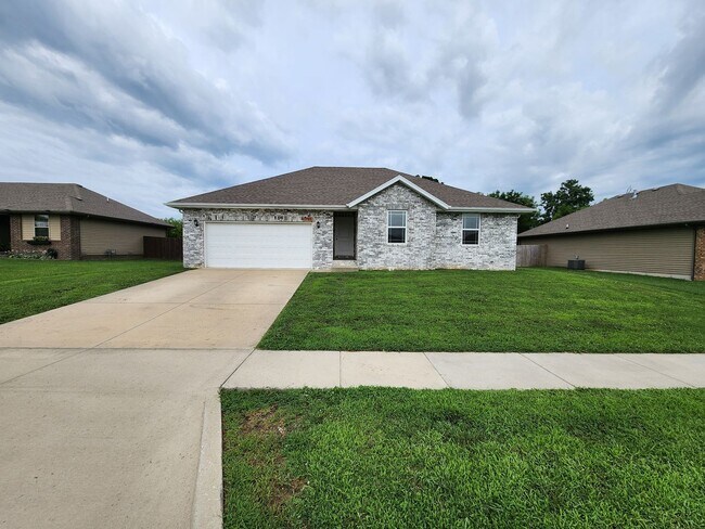 Building Photo - Spacious 3-Bedroom, 2-Bathroom Home AVAILA...