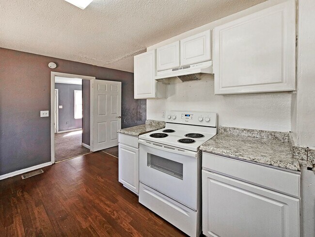 Building Photo - 4/2 Ranch with Fenced Yard - Housing Vouch...