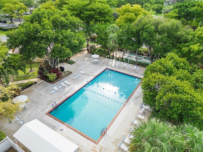 Building Photo - 3351 S Palm Aire Dr