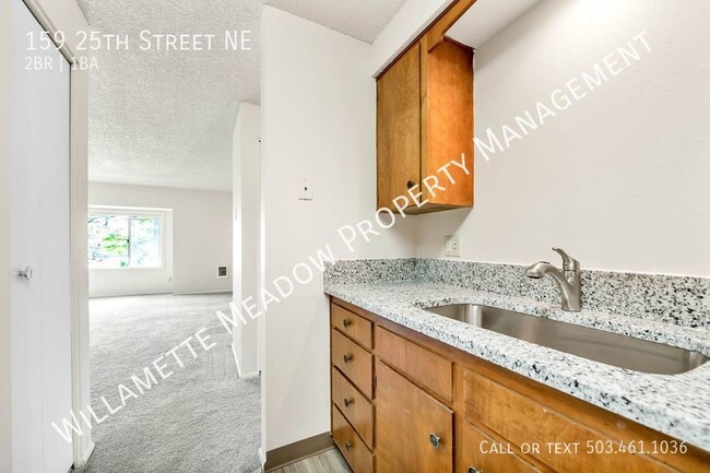 Building Photo - Spacious Updated 2 Bedroom 1 Bath Upstairs...