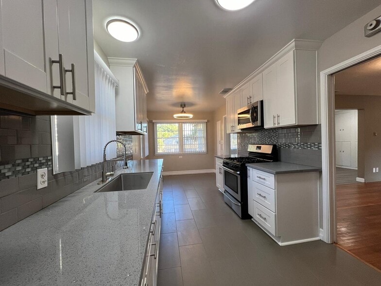 Building Photo - 4015 Calavo Dr