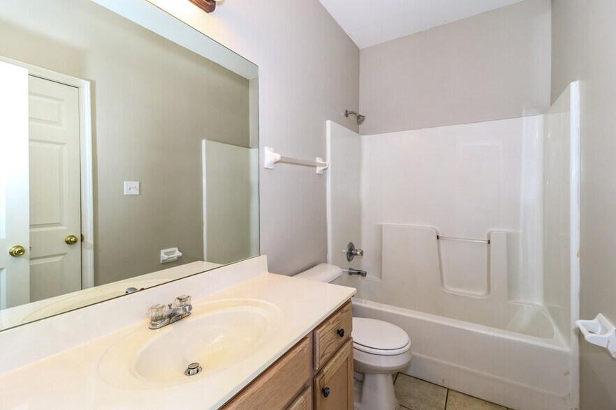 Building Photo - 1605 S Frence Creek Cove