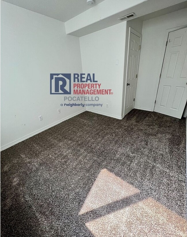 Building Photo - Beautiful 6 Bedroom 3 Bath house - 2 Car Garage - 6 month lease