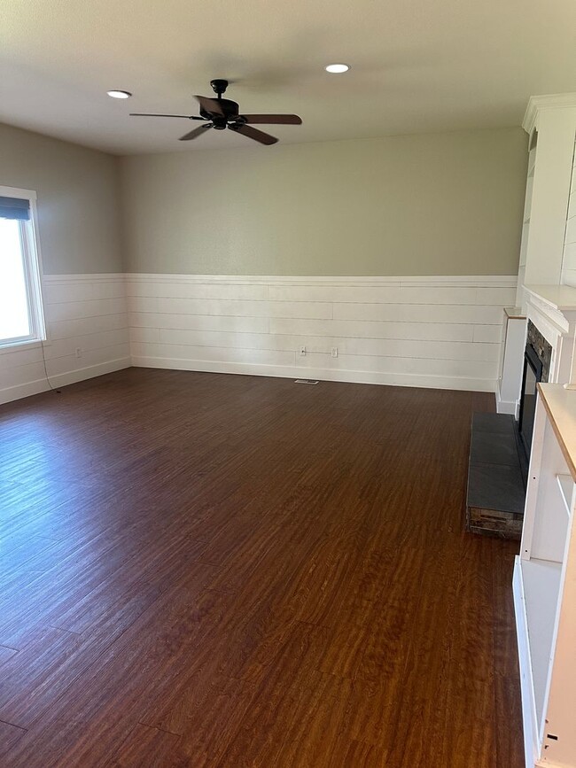 Building Photo - Extra Large Home For Rent, 4 Bedrooms! NEW...