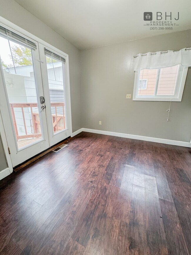 Building Photo - Pet Friendly 2 bed/ 2 bath single family h...