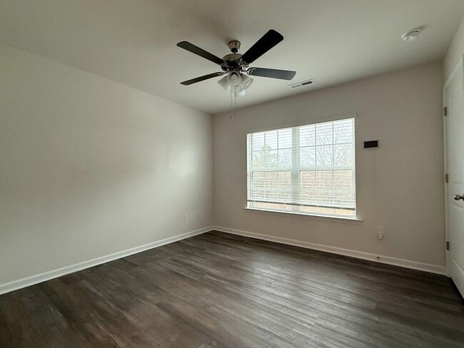 Building Photo - 3 Bedrooms 1 Garage & Open space one the Main Floor