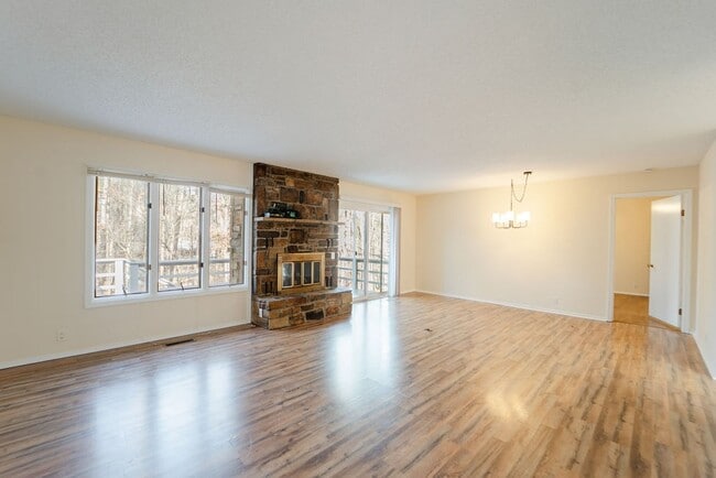 Building Photo - 2 bed, 2 bath new paint and refrigerator