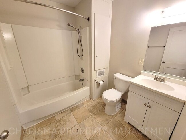 Building Photo - SPACIOUS TWO BEDROOM ONE BATH DUPLEX!! GRE...