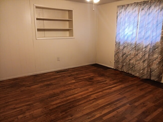 Building Photo - 3 Bedroom, 2 Bathroom Home! Schedule a Showing Soon!