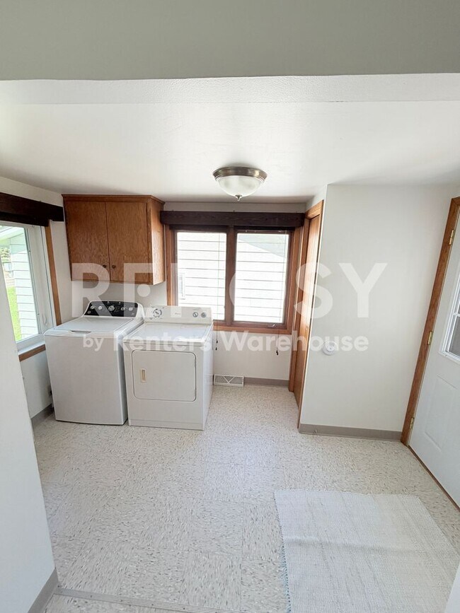 Building Photo - Available Now 3 Bedroom 1 Bath Single Family Home in Winsted