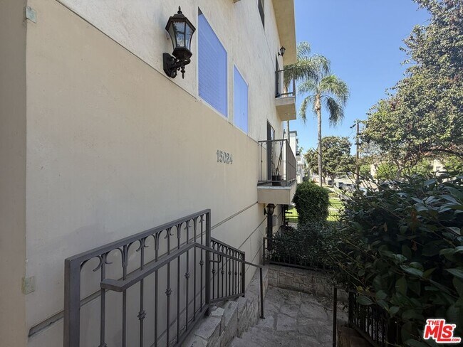 Building Photo - 15024 Magnolia Blvd