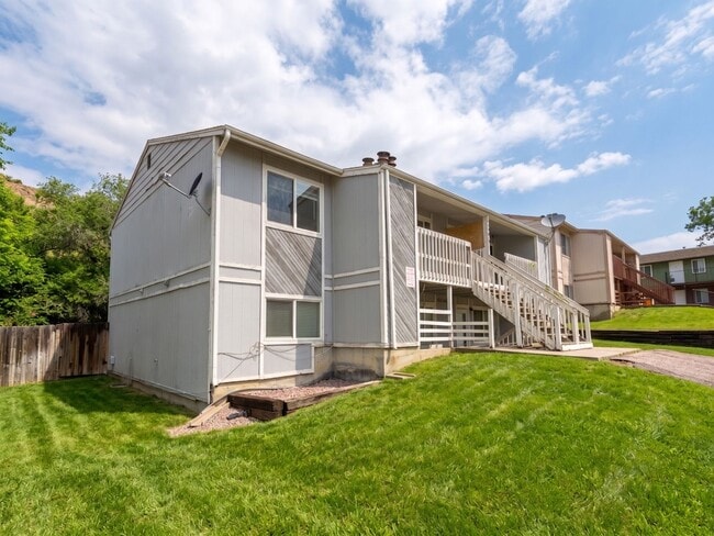 Building Photo - 2906 Straus Ln