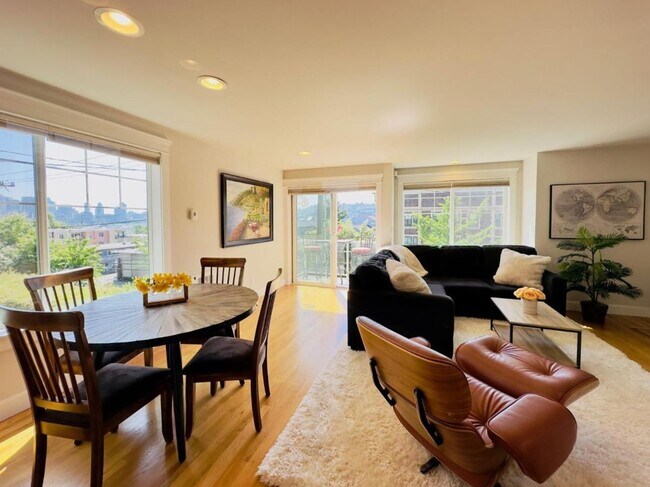 Building Photo - East Lake Town House