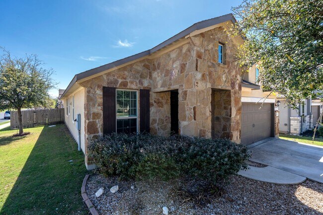 Building Photo - Dripping Springs Charmer