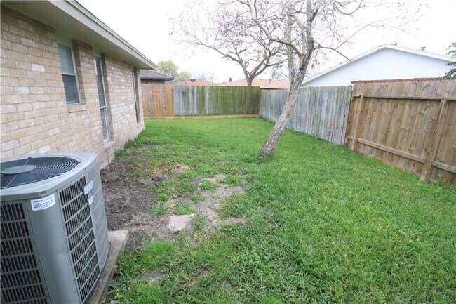 Building Photo - 5813 Crest Willow Dr