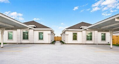 Building Photo - 1505 Shavano Dr