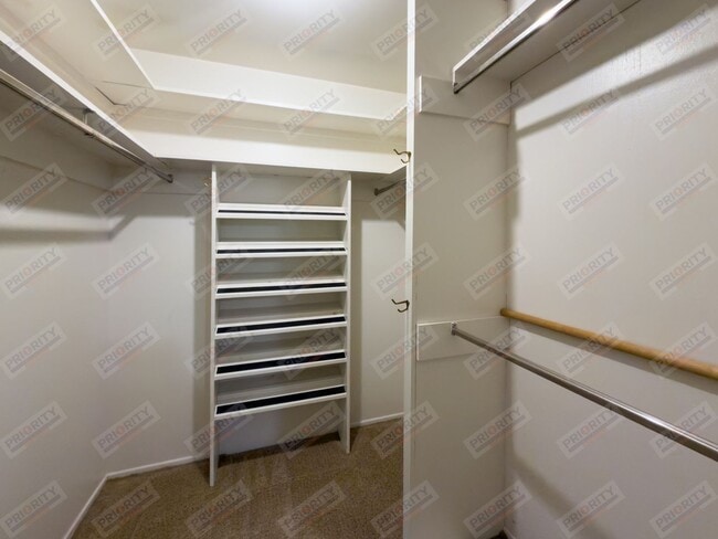 Building Photo - Large 4 bedroom, 2.5 bath downtown home