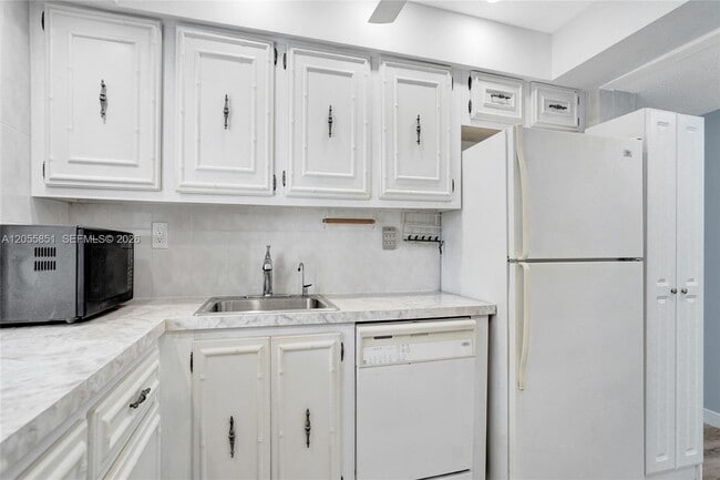Building Photo - 2000 Atlantic Shores Blvd