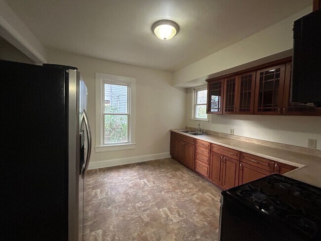 Building Photo - 3 bedroom 1 bath home in Moline