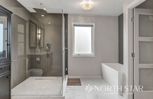 Building Photo - $1000 Off First Months Rent in Lake Oswego