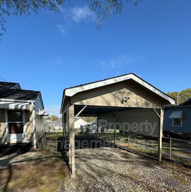 Building Photo - 221 Hutchinson St