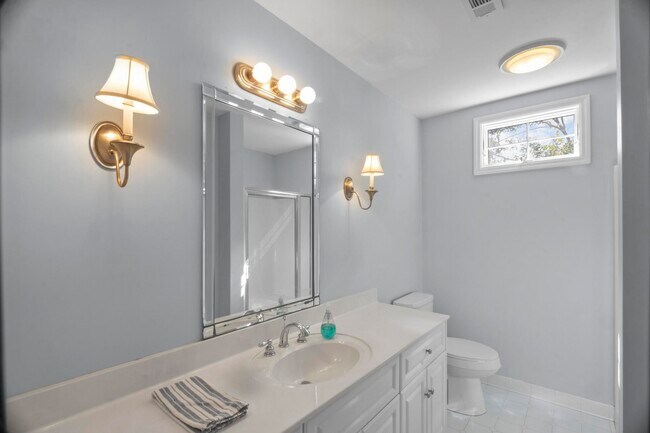 Building Photo - 126 Hemlock Dr