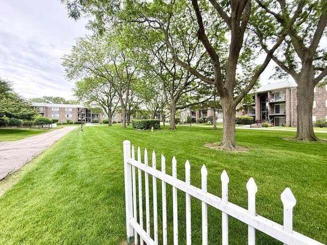 Building Photo - 1525 N Windsor Dr