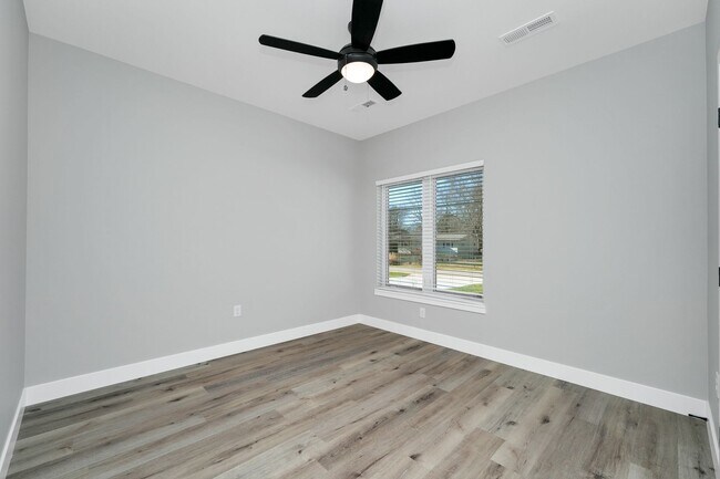 Building Photo - Hickory Village 55 Plus, LLC - 3700 E Cherry St Springfield, MO 65809