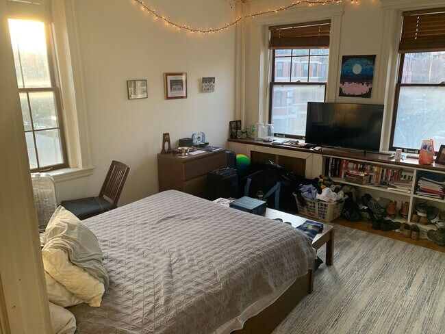 Building Photo - Bright & Spacious 3-Bedroom on Newbury Str...